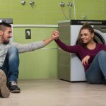 Ładne uśmiechnięte pary w pralni