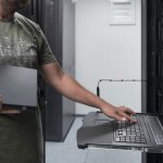 Zbliżenie na ręce inżyniera centrum danych Korzystanie z klawiatury na superkomputerze. Specjalista w zakresie serwerowni z męskim administratorem systemu współpracującym z siecią ochrony danych w celu zapewnienia cyberbezpieczeństwa.