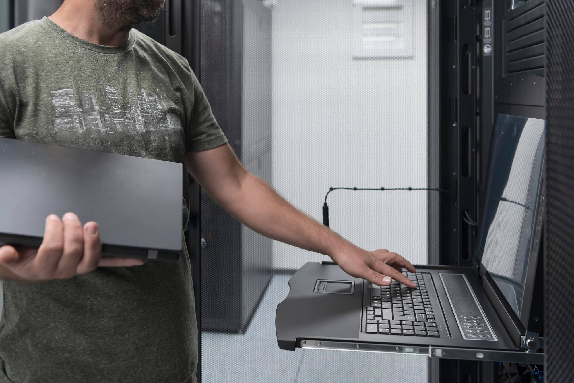 Zbliżenie na ręce inżyniera centrum danych Korzystanie z klawiatury na superkomputerze. Specjalista w zakresie serwerowni z męskim administratorem systemu współpracującym z siecią ochrony danych w celu zapewnienia cyberbezpieczeństwa.