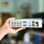 Biały cyfrowy rejestrator wideo cctv w ręku