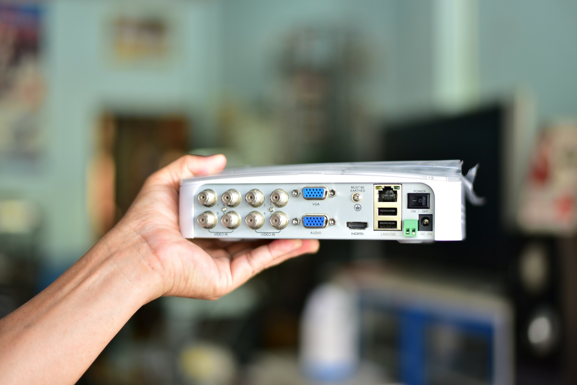 Biały cyfrowy rejestrator wideo cctv w ręku