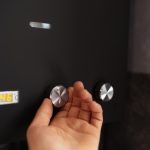 Zbliżenie męskiej dłoni regulującej temperaturę na podgrzewaczu gazu wodnego