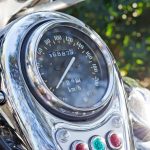 Chromowany licznik motocyklowy pod słońcem