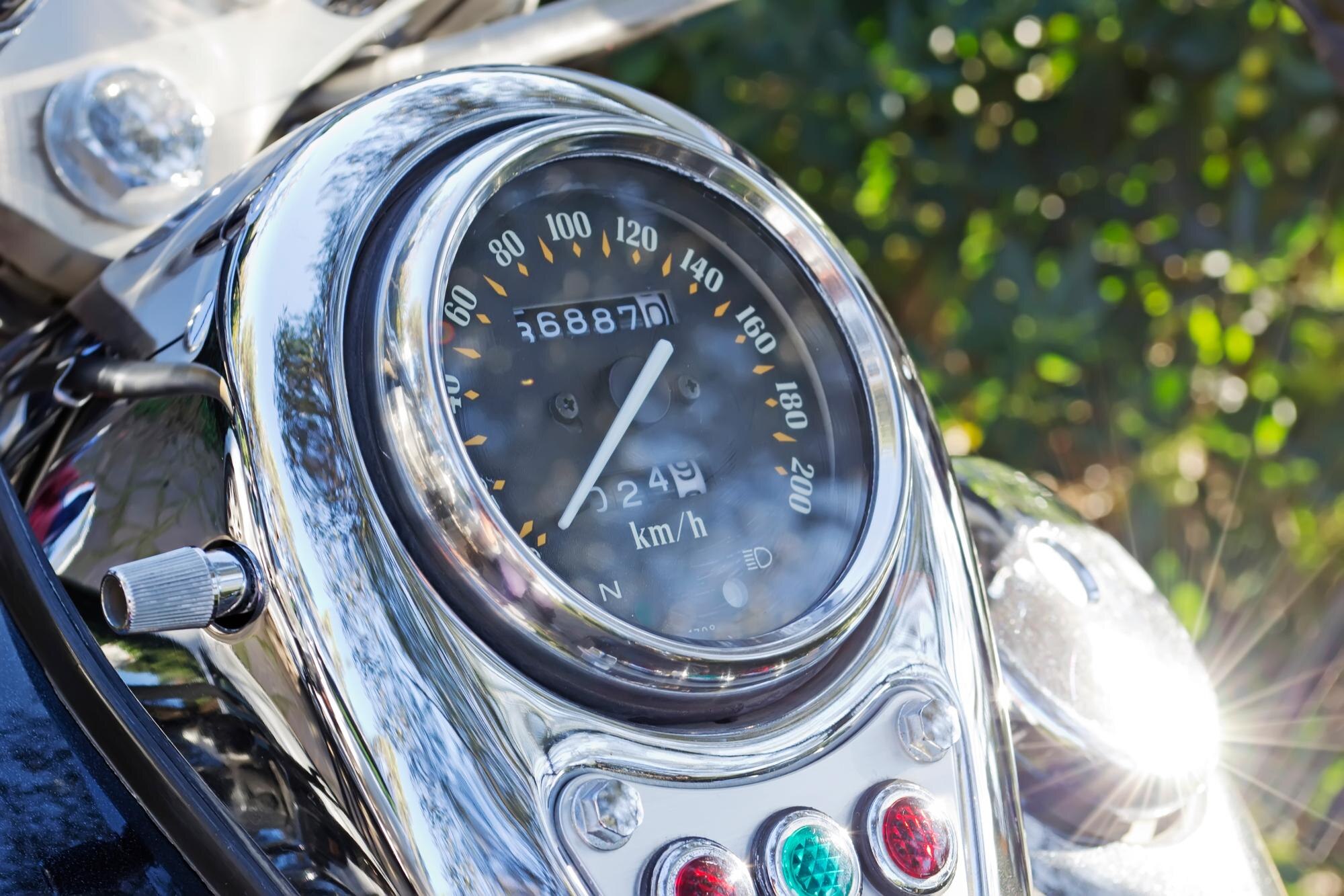 Chromowany licznik motocyklowy pod słońcem