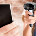 Kobieta czyta informacje ze smartfona w męskiej dłoni