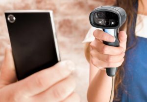 Kobieta czyta informacje ze smartfona w męskiej dłoni