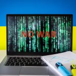 Flaga Ukrainy w tle i komunikat „Brak wojny” na cyfrowym ekranie Wojna z Rosją Sankcje cybernetyczne upadek gospodarczy Wiadomość dla pokoju na świecie