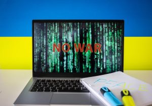 Flaga Ukrainy w tle i komunikat „Brak wojny” na cyfrowym ekranie Wojna z Rosją Sankcje cybernetyczne upadek gospodarczy Wiadomość dla pokoju na świecie
