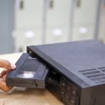 Zbliżenie ręczne wstawianie kasety wideo