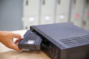 Zbliżenie ręczne wstawianie kasety wideo