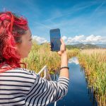 Bloger filmujący malowniczą wycieczkę po bałkańskiej pustyni nad jeziorem Skadar