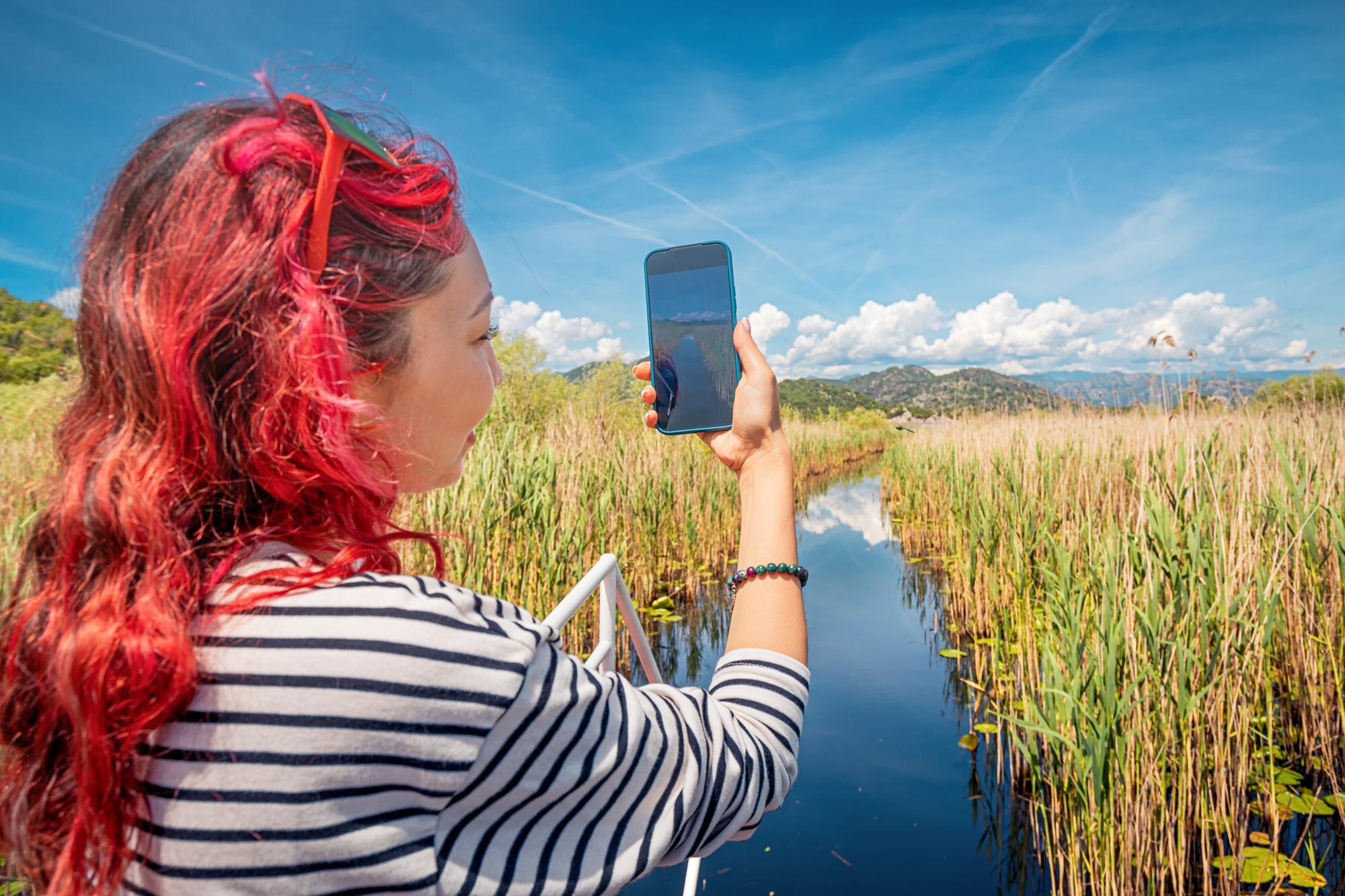 Bloger filmujący malowniczą wycieczkę po bałkańskiej pustyni nad jeziorem Skadar