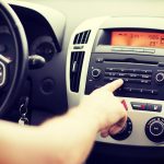 koncepcja transportu i pojazdu - człowiek korzystający z samochodowego systemu audio!