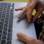 Mężczyzna piszący na klawiaturze laptopa, praca i koncepcja biznesowa