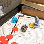 Martwa natura obiektów z arkuszem gry RPG