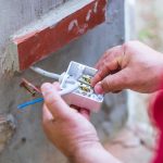 Mężczyzna naprawy instalacji elektrycznej