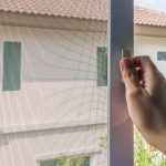 Ręczny uchwyt na moskitierę na oknie domu