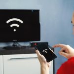 Łączność między smart tv a smartfonem za pośrednictwem połączenia Wi-Fi Steruj telewizorem za pomocą smartfona Ikona Wi-Fi na ekranie telefonu i na monitorze