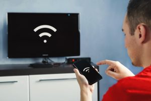 Łączność między smart tv a smartfonem za pośrednictwem połączenia Wi-Fi Steruj telewizorem za pomocą smartfona Ikona Wi-Fi na ekranie telefonu i na monitorze