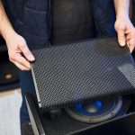 Pracownik produkuje głośniki i głośniki w fabryce Ręcznie tworzone akustyczne systemy muzyczne