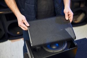 Pracownik produkuje głośniki i głośniki w fabryce Ręcznie tworzone akustyczne systemy muzyczne