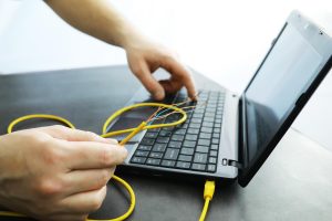 Laptop informatyczny podłączony do Internetu Wojna informacyjna