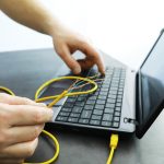 Laptop informatyczny podłączony do Internetu Wojna informacyjna