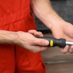 Mężczyzna technik naprawiający lodówkę zbliżenie