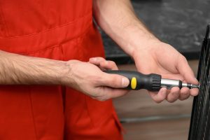 Mężczyzna technik naprawiający lodówkę zbliżenie