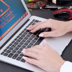 Kobiece dłonie z manicure na klawiaturze laptopa i ostrzeżeniem na ekranie komputera zhakowane Zdjęcie wysokiej jakości