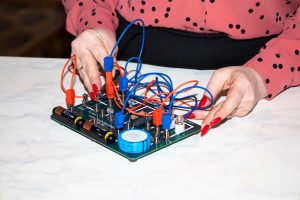 Nauczyciel fizyki pokazuje dzieciom, jak złożyć obwód elektryczny