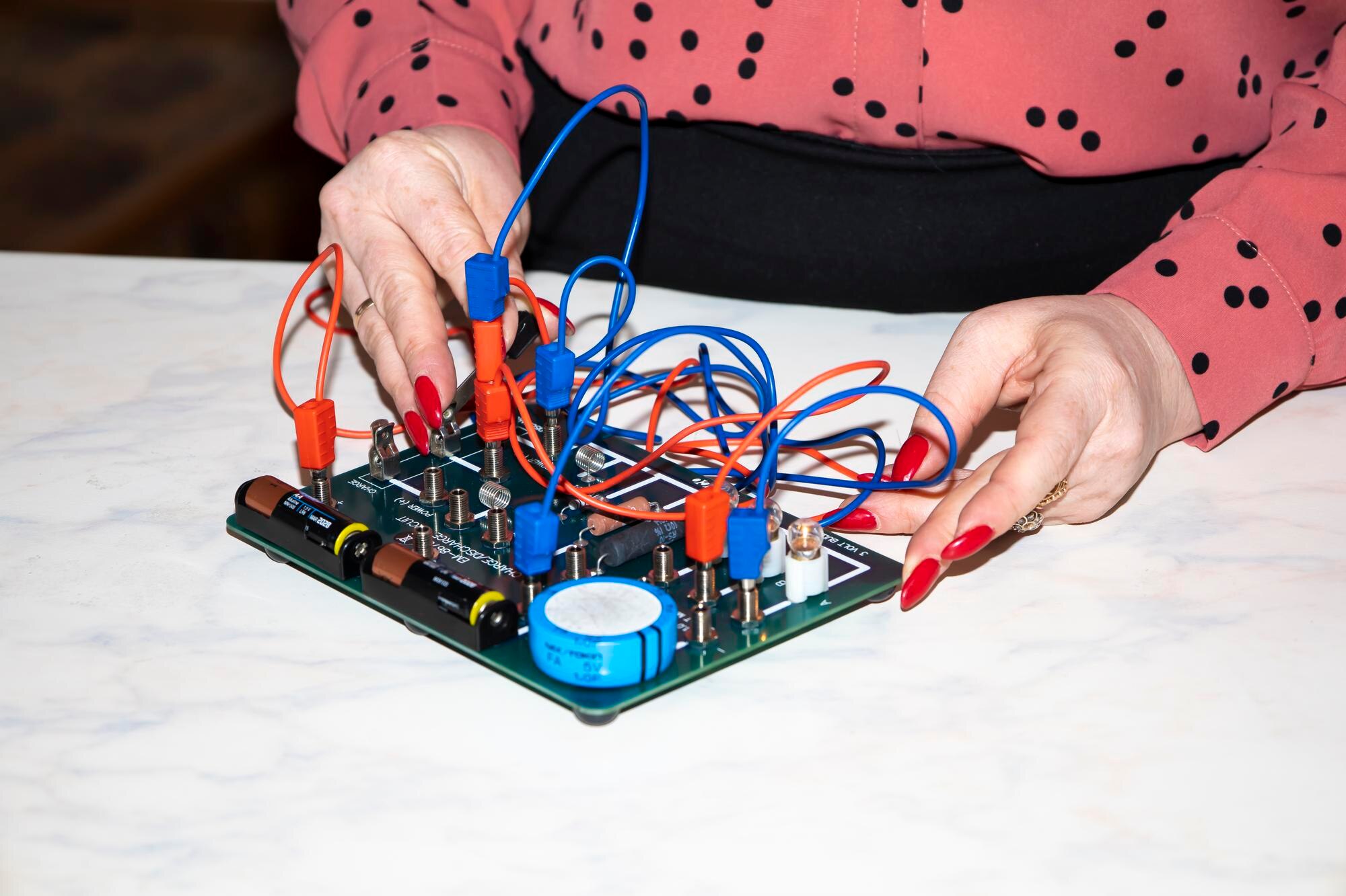 Nauczyciel fizyki pokazuje dzieciom, jak złożyć obwód elektryczny