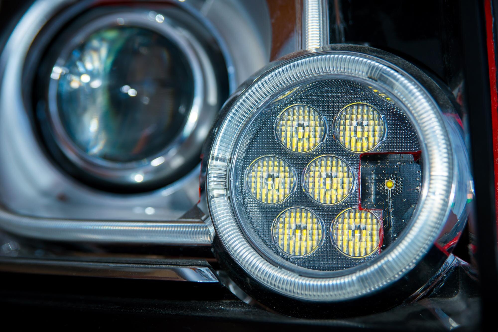 Zdemontowany reflektor samochodowy