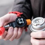 Przenośna butla gazowa do podróży w męskich rękach na rozmytym tle Zbliżenie