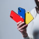 Nowe jasne telefony w rękach kobiety Ręce kobiety trzymającej kilka smartfonów