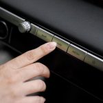 Closeup A Persons Hand Using Gps Navigation System In Car Kobieta używająca systemu nawigacyjnego podczas jazdy samochodem System nawigacyjny Gps w samochodzie Widok przycisku nawigacji samochodowej