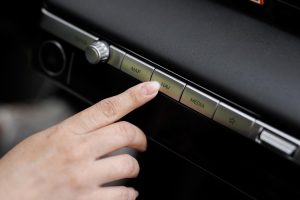 Closeup A Persons Hand Using Gps Navigation System In Car Kobieta używająca systemu nawigacyjnego podczas jazdy samochodem System nawigacyjny Gps w samochodzie Widok przycisku nawigacji samochodowej