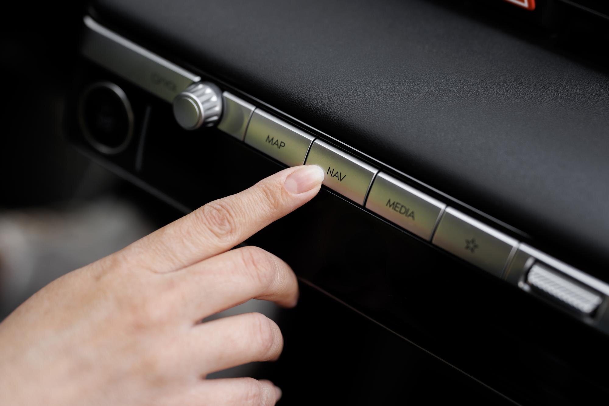 Closeup A Persons Hand Using Gps Navigation System In Car Kobieta używająca systemu nawigacyjnego podczas jazdy samochodem System nawigacyjny Gps w samochodzie Widok przycisku nawigacji samochodowej