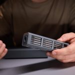 Osoba demonstrująca precyzję za pomocą narzędzi naprawiających skomplikowane elementy elektroniczne