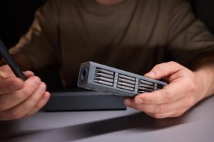 Osoba demonstrująca precyzję za pomocą narzędzi naprawiających skomplikowane elementy elektroniczne