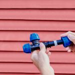 Instalacja zewnętrznego systemu hydraulicznego przy użyciu rury wstawionej przez hydraulika o potrójnej kompresji