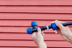 Instalacja zewnętrznego systemu hydraulicznego przy użyciu rury wstawionej przez hydraulika o potrójnej kompresji