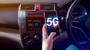 Biznes wykorzystujący smartfon z holograficzną koncepcją sieci 5G cyfrowy globus z połączonymi symbolami 5G Technologia 5G w nowoczesnej transformacji cyfrowej biznesu i komunikacji
