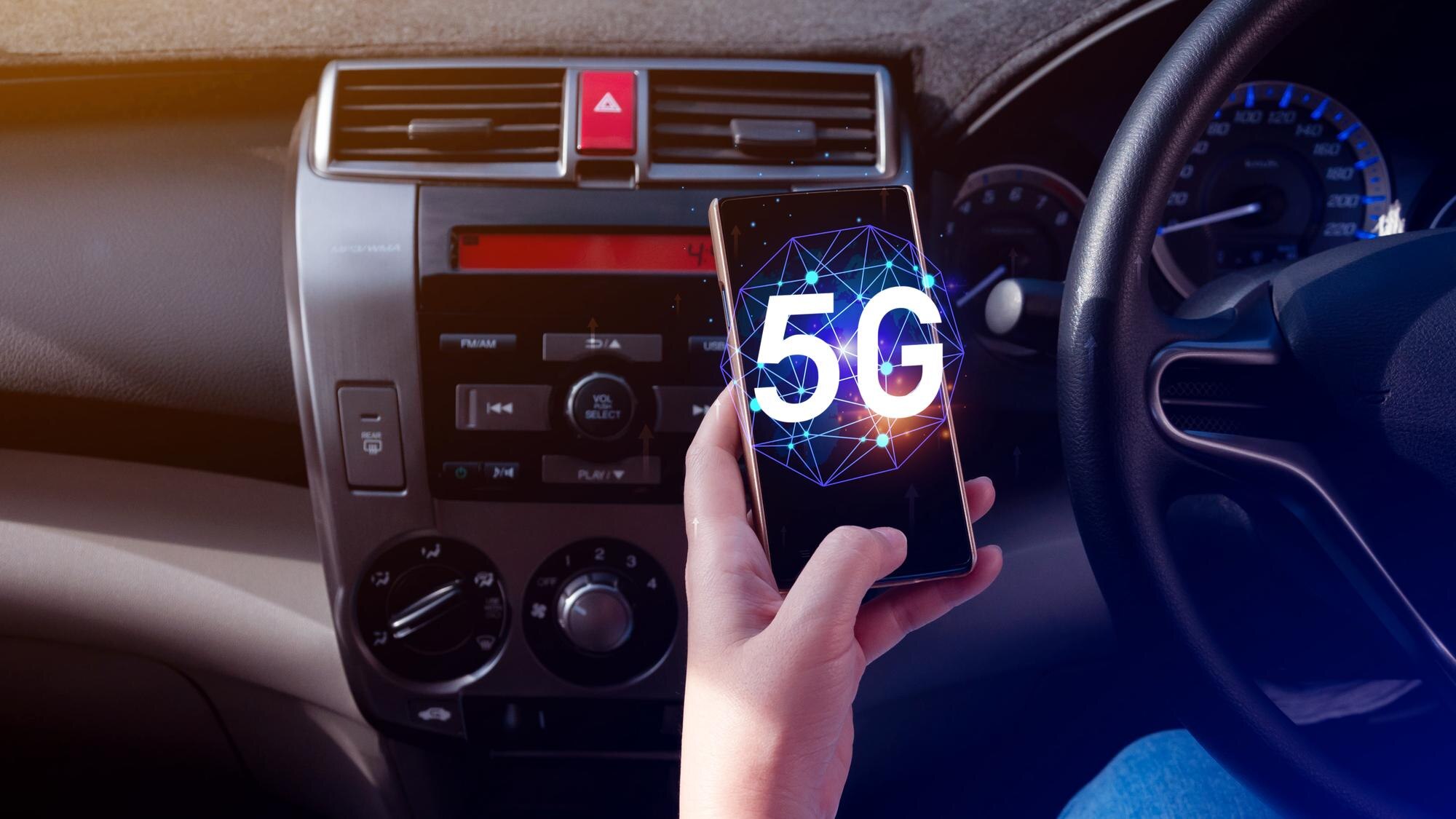 Biznes wykorzystujący smartfon z holograficzną koncepcją sieci 5G cyfrowy globus z połączonymi symbolami 5G Technologia 5G w nowoczesnej transformacji cyfrowej biznesu i komunikacji
