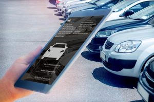 Złożony obraz mężczyzny korzystającego z komputera typu tablet