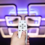 Pilot zdalnego sterowania, który steruje światłem Neon żyrandol na suficie