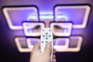 Pilot zdalnego sterowania, który steruje światłem Neon żyrandol na suficie