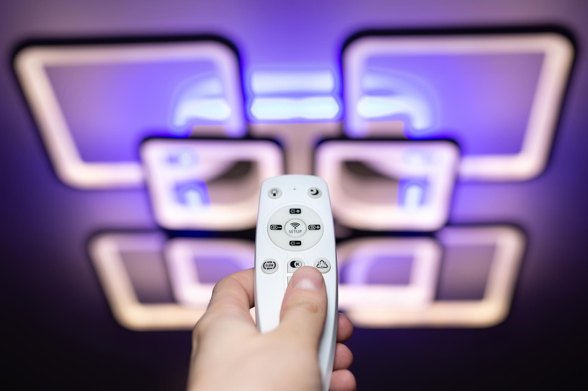 Pilot zdalnego sterowania, który steruje światłem Neon żyrandol na suficie