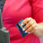 Przesuwając kartę kredytową w reade