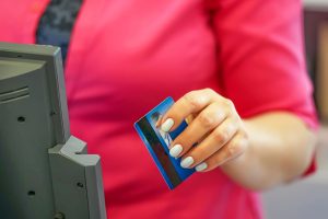 Przesuwając kartę kredytową w reade